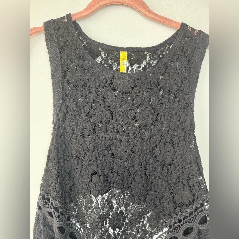 Black Lace Sleeveless Top - Picture 15 of 17